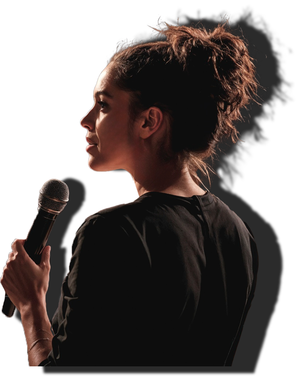 Mulher apresentando com microfone